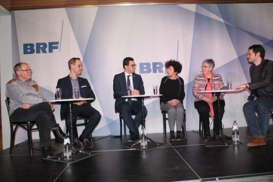Podiumsdiskussion Familie am 27.2.2018 - v.l.n.r.: Karl Heinz Calles (Kirche), Colin Kraft (CSP), Antonios Antoniadis (Familienminister), Sylvia Hermans (Familienmediatorin), Maire-Noëlle Weber (Familienpsychologin) und BRF-Programmchef Olivier Krickel (Moderation) (Bild: Renate Ducomble/BRF)
