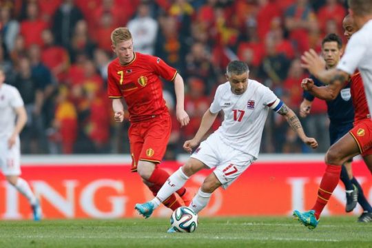 Kevin De Bruyne und Mario Mutsch bei einem Freundschaftsspiel Belgien-Luxemburg im Mai 2014 in Genk (Foto: Bruno Fahy/BELGA)