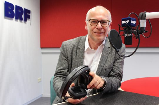 Moderator Horst Senker (Bild: Melanie Ganser/BRF)