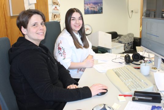 Büroassistenz im BRF: Produktionsassistentin Claudia Rentmeister mit der Praktikantin des BRF (Archivbild 2018)