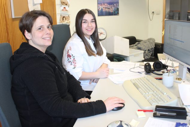 Büroassistenz im BRF: Produktionsassistentin Claudia Rentmeister mit Praktikantin Mandy Michaelis