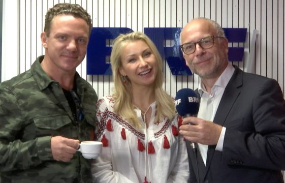 Anna Carina Woitschack eingerahmt von Stefan Mross und Moderator Horst Senker