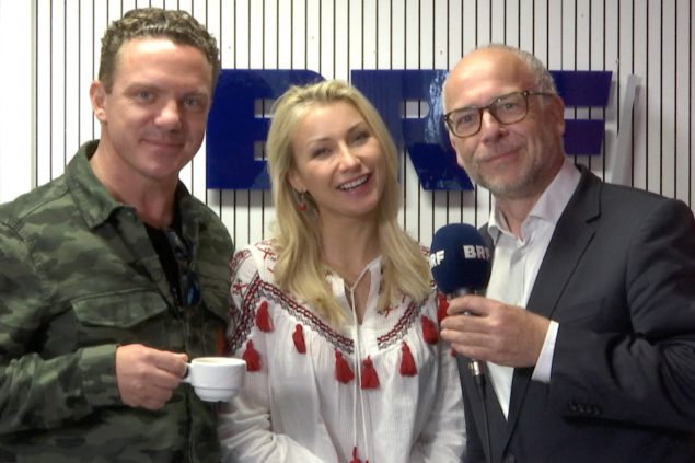 Anna Carina Woitschack eingerahmt von Stefan Mross und Moderator Horst Senker