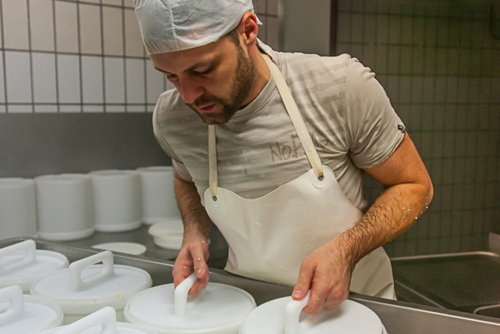Andreas Keul bei der Arbeit in der Käserei "Le Valèt" (Bild: Emily Wergifosse)