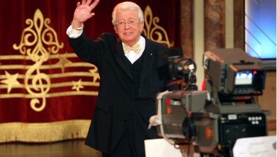 Der Showmaster Dieter Thomas Heck verabschiedet sich in der Messehalle in Erfurt nach seiner letzten ZDF-Gala "Melodien für Millionen" vom Publikum. Archivfoto dpa (2007)
