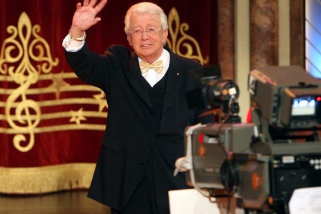 Der Showmaster Dieter Thomas Heck verabschiedet sich in der Messehalle in Erfurt nach seiner letzten ZDF-Gala "Melodien für Millionen" vom Publikum. Archivfoto dpa (2007)