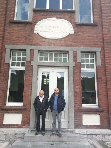 Raymond Lenaerts und Louis Göbbels vor dem Museum "Vieille Montagne" (Bild: Marc Hamel)