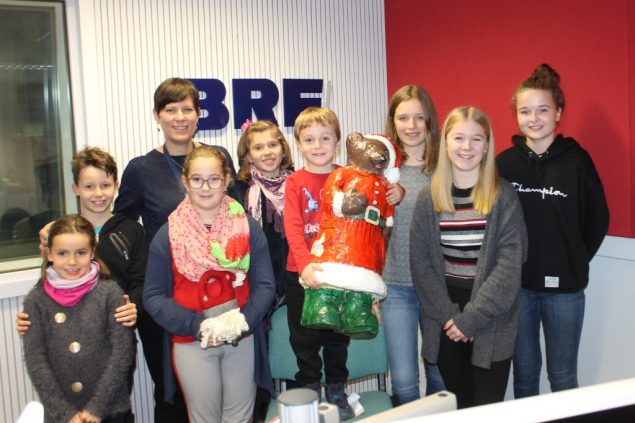 Gruppe 1 der Kgl. Theaterfreunde Eupen vlnr: Armelle, Alex, Pauline, Marie, Mathis, Katharina, Lucine und Maya mit Simonne Doepgen (Foto: Renate Ducomble, BRF)
