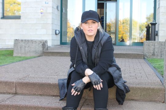 Maite Kelly sitzt vor dem Eingang zum BRF-Funkhaus