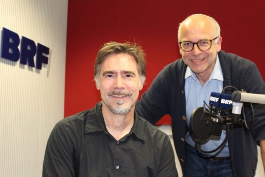 Rudi Gall (li. mit Horst Senker) stellt sein zweites Sulke-Album vor (Bild: BRF)