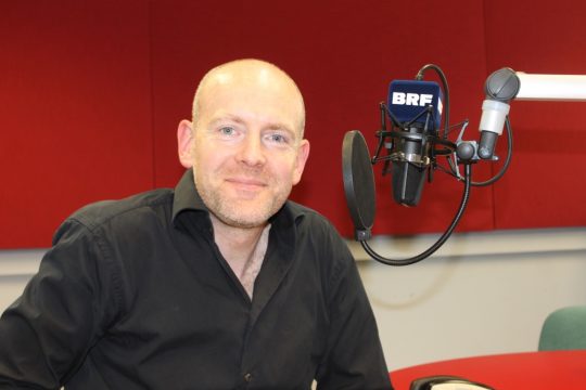 Heinrich von Handzahm stellt bei BRF2 sein jüngstes Album vor (Bild: BRF)