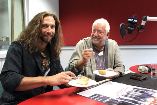 Vater und Sohn Raschke von "Karussell" probieren natürlich auch den belgischen Reisfladen