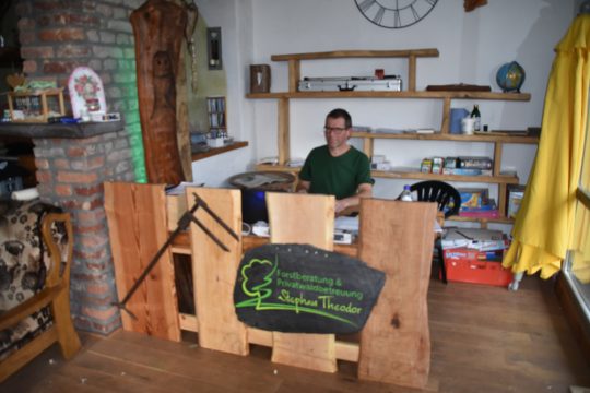 Privatwaldberater Stephan Theodor und seine Arbeit (Bild: Chantal Scheuren/BRF)