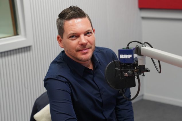 Mario Steffen stellt sein drittes Album bei BRF2 vor (Bild: BRF)