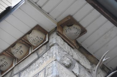 Ernst Halmes hat an seinem Haus in Iveldingen 99 künstliche Schwalbennester angebracht (Bild: Chantal Scheuren/BRF)
