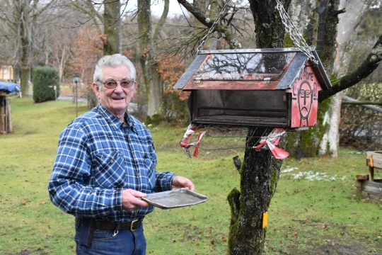 Vogelliebhaber Ernst Halmes bei seinem Hobby