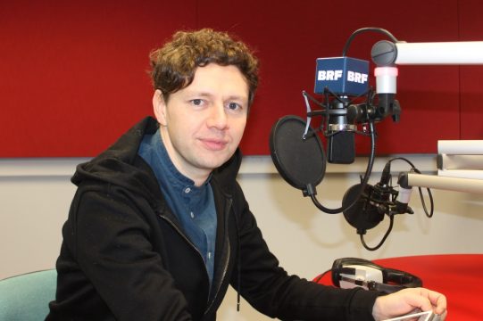 Christian Friedel stellt seine Band "Woods of Birnam" vor (Bild: BRF)