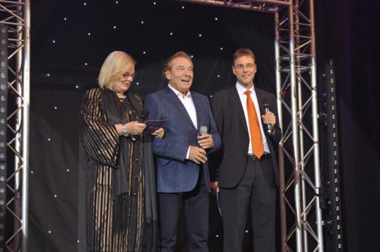 Verleihung der Goldenen Antennen 2013 Karel Gott mit dem Moderatorenteam Biggi Müller und Volker Sailer