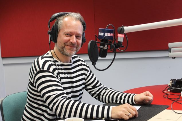 Sam White stellt sein Debüt-Album vor (Bild: BRF)