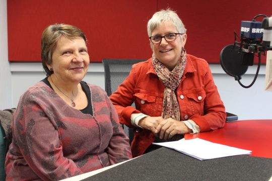 Dorothea Schwall-Peters (r.) mit ihrem Studiogast Annette Koschnicke (Bild: Renate Ducomble/BRF)
