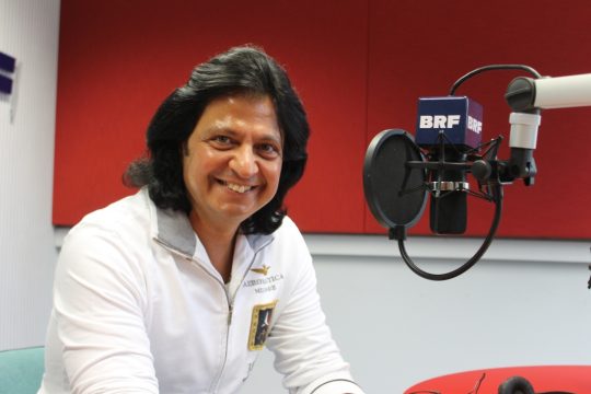 Janis Nikos bei BRF2 (Bild: BRF)