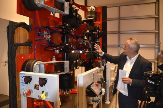 Alain Faymonville in der Lehrlingswerkstatt (Bild: Chantal Schauren/BRF)