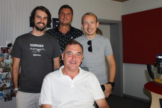 39. Tirolerfest mit der Partnerregion Stubai vlnr Felix Fedorcio (TVB), BRF2-Moderator Michael Larsen, Klaus Gleirscher (TVB) und vorne LOVOS-Präsident Patrick Heinen