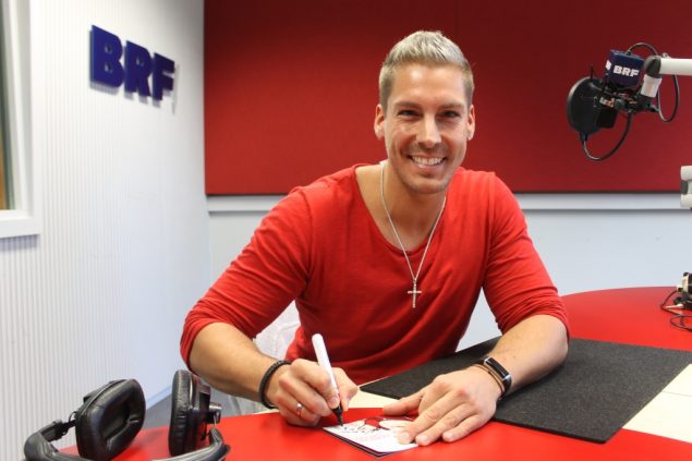 Norman Langen stellt sein neues Album bei BRF2 vor (Bild: BRF)
