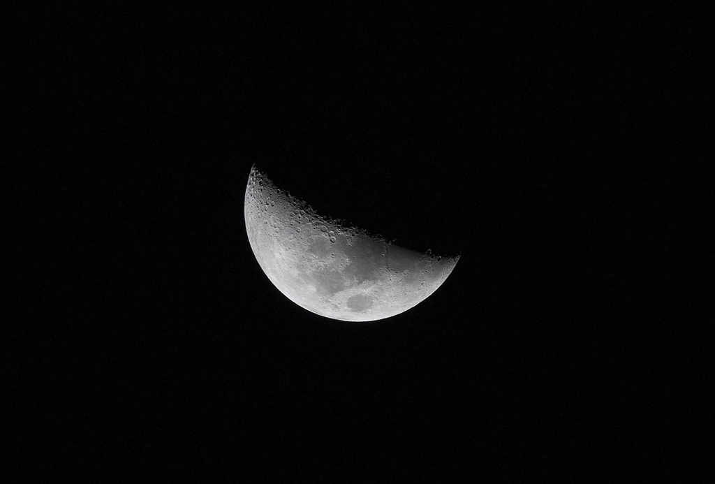 Zunehmender Mond über Avellaneda, Provinz Buenos Aires, am 6.8.2019 (Bild: Juan Mabromata/AFP)