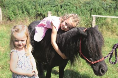 Kinder und Pony