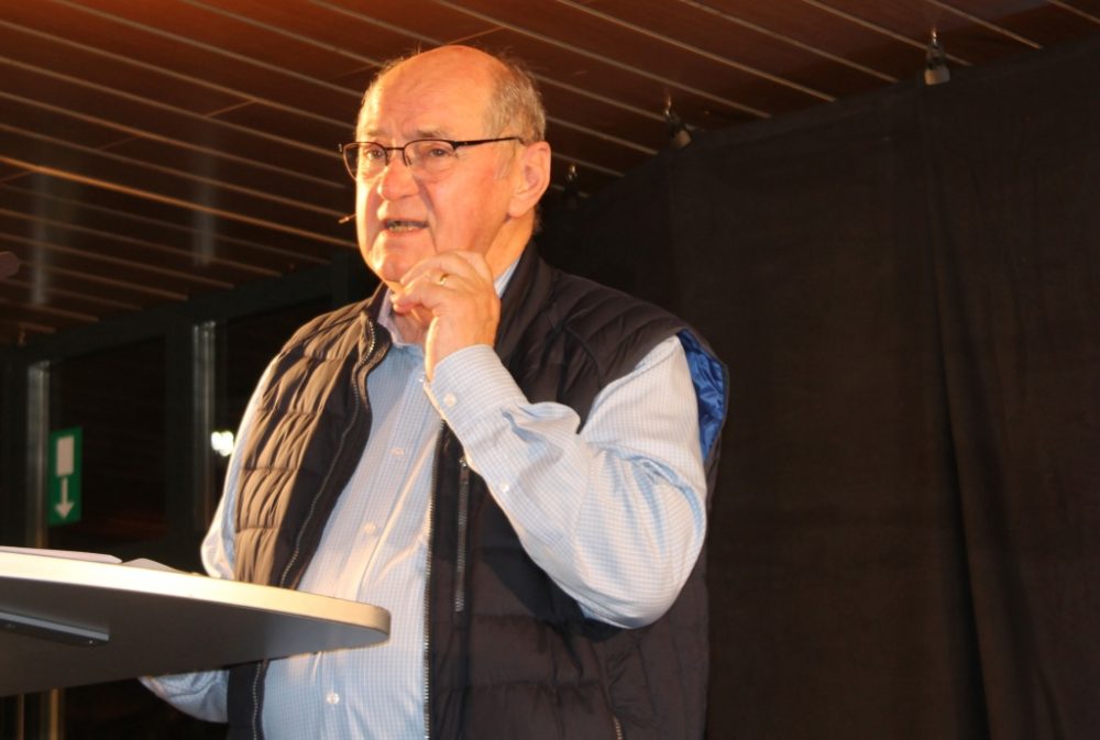 Alfred Lux bei der Eupener Mundartveranstaltung 2019 (Bild: BRF)