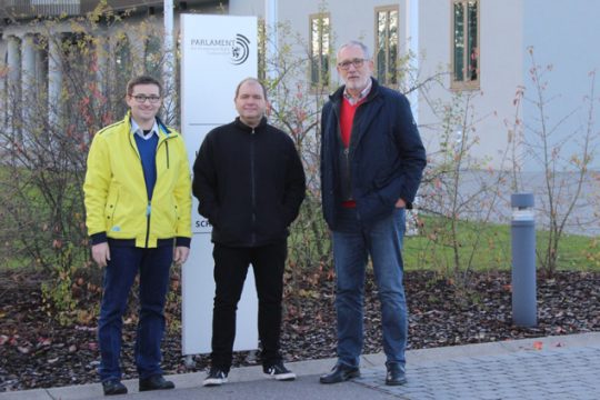 Frederic Krickel, Marc Hamel und Joseph Hilligsmann vor dem Parlament der DG (Bild: privat)