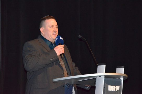 Mundartmoderator Pascal Gangolf (Bild: Alfons Henkes/BRF)