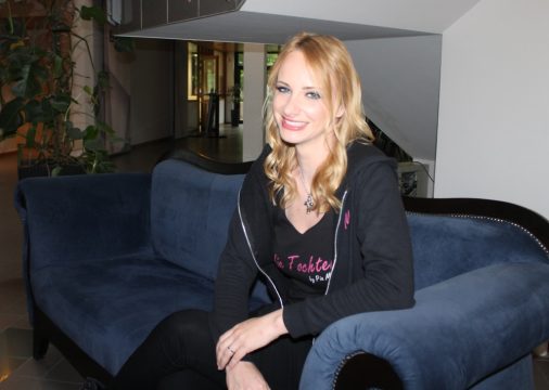 Pia Malo auf dem blauen Sofa im BRF-Funkhaus