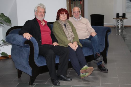 Joana zwischen Gitarrist Adax Dörsam (li.) und Moderator Horst Senker