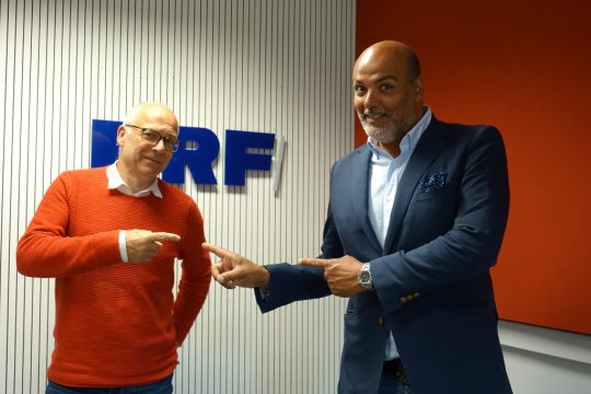 Jay Alexander und Horst Senker halten Abstand