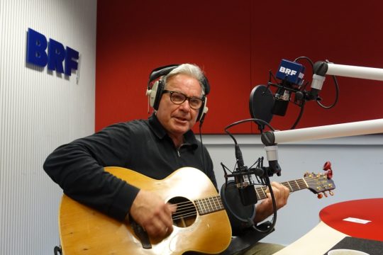 Sommer in der City: Stefan Gwildis spielt live mit Gitarre