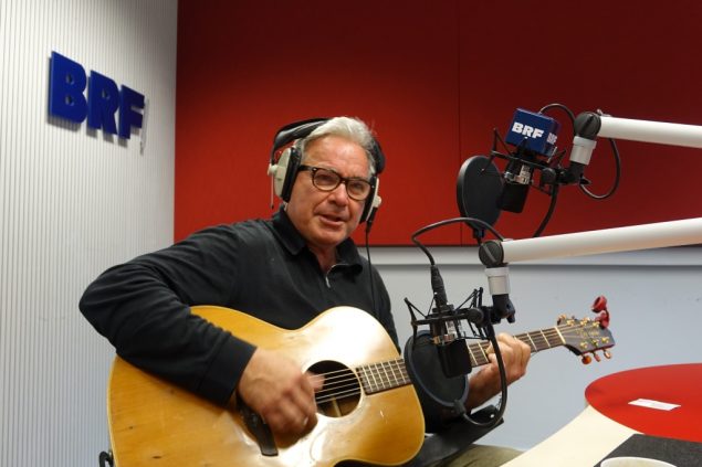 Sommer in der City: Stefan Gwildis spielt live mit Gitarre
