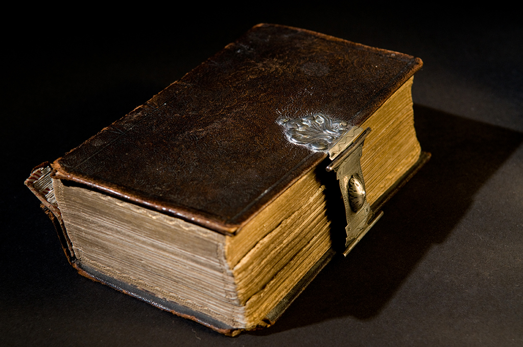 Alte Bibel auf Schwarz (© Bildagentur PantherMedia / M.G. Mooij)