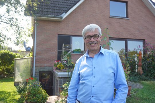 Karl-Joseph "Kajo" Drösch vor seinem Haus in Baelen (Bild: Stephan Pesch/BRF)