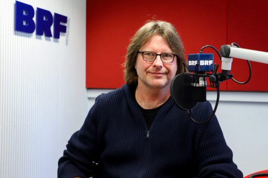 Rainer Thielmann stellt sein Album "Sonderglück" vor (Bild: Julien Claessen/BRF)