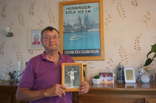 Aloys Lux mit Erinnerungen an seinen Lauf nach Köln (Bild: Stephan Pesch/BRF)