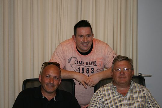 Eric Fonk (l.) und René Hartmann (r.) mit Moderator Pascal Gangolf