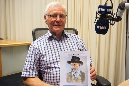 Joseph Spoden bei der Aufnahme im BRF-Studion St. Vith (Bild: Stephan Pesch/BRF)