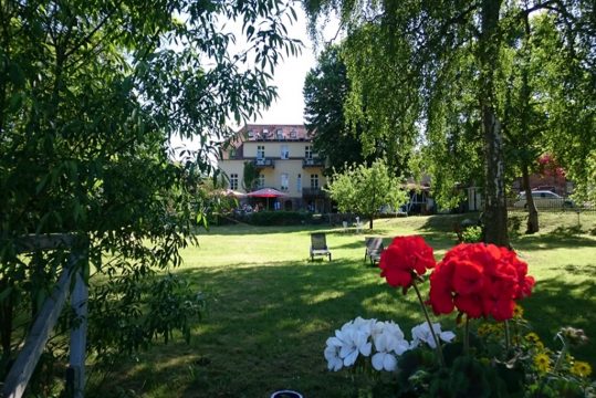 Haus Seenland Außenansicht mit Garten