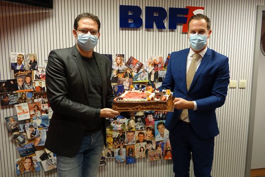 Programmchef Olivier Krickel und Direktor Alain Kniebs mit der Geburtstagstorte