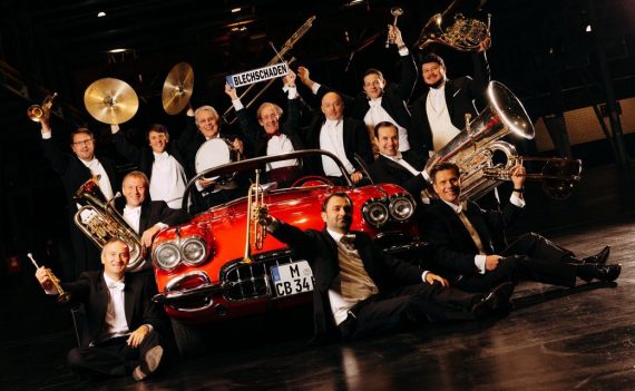 Dirigent Bob Ross (hinten Mitte) stellt "Blechschaden" vor