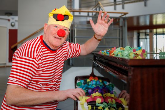 Alfried Schmitz präsentiert auch 2022 wieder die Karnevalistische Hitparade (Bild: Olivier Krickel/BRF)