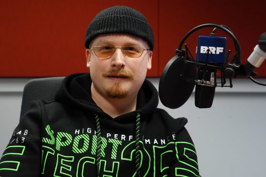 Art Garfunkel jr. stellt die Hommage an seinen Vater vor (Bild: Julien Claessen/BRF)