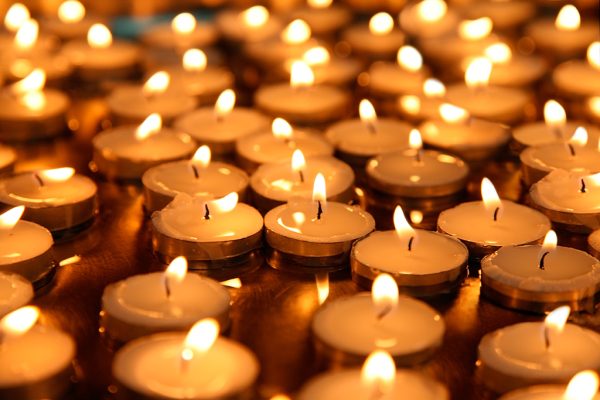 Kerzen in einer Kirche